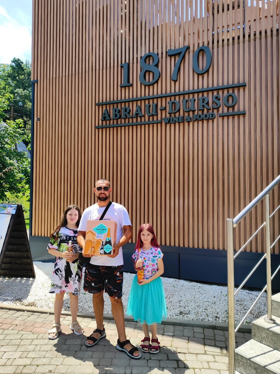 Закупили презенты родным, куда же без этого 😅