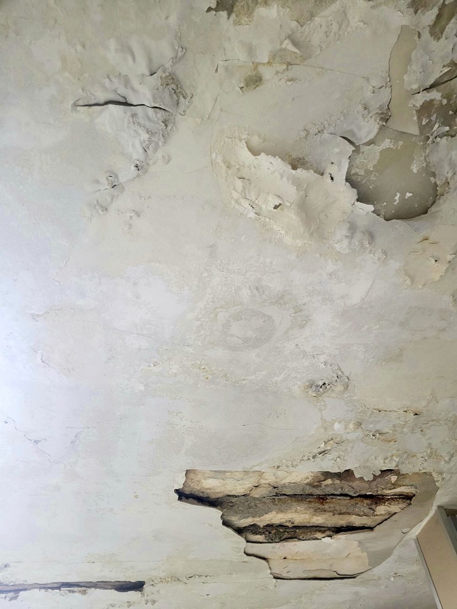 Потолок в туалете под стать