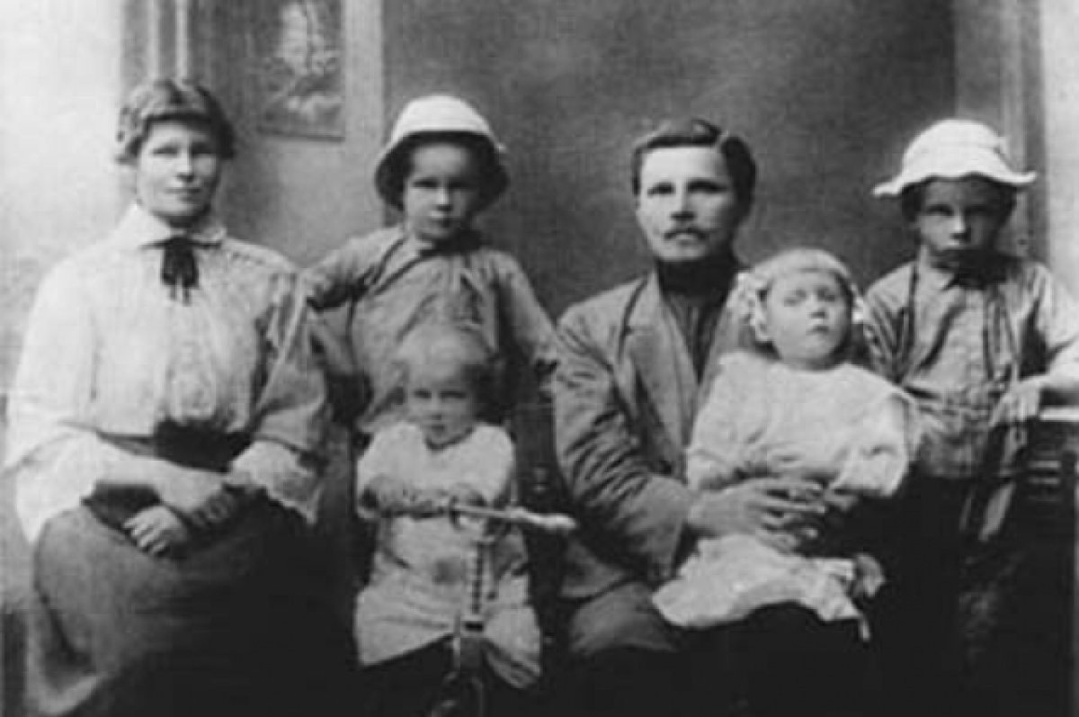 Семья Твардовских: мать Мария Митрофановна, отец Трифон Гордеевич, возле матери стоит Александр Твардовский, на велосипеде - Василий, рядом с отцом - Константин. Фото: Официальный сайт Смоленской областной универсальной библиотеки имени Твардовского