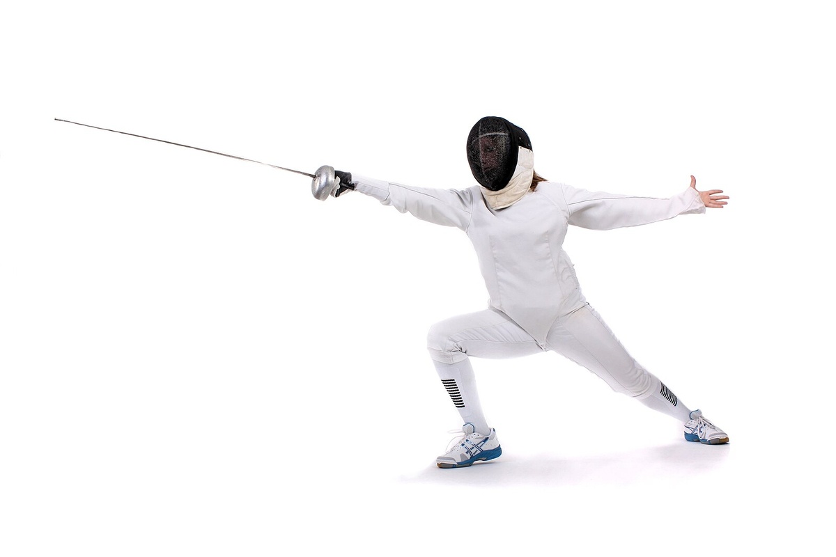https://upload.wikimedia.org/wikipedia/commons/thumb/5/54/Fencing_girl.jpg/1599px-Fencing_girl.jpg?20130623140409