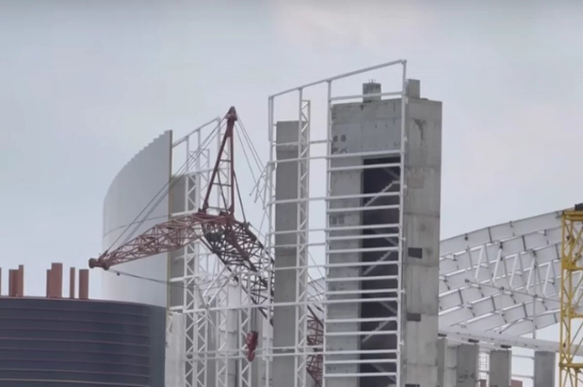    На стройке футбольного манежа в Челябинске упал кран