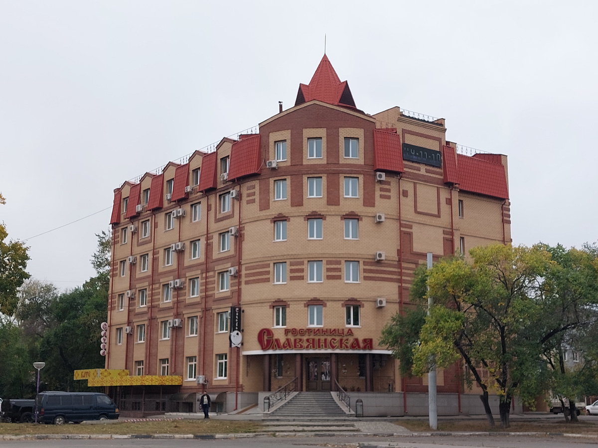 Если нельзя убрать кондиционеры, то можно их расположить так, что они не мозолят глаз)