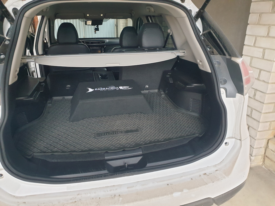 Так был установлен сабвуфер изначально.