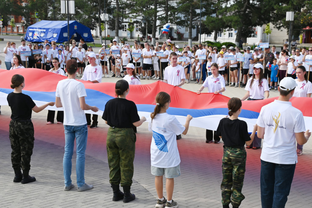    На площади Труда под звуки гимна нашей страны торжественно развернули Государственный флаг Российской Федерации. Фото: Мария Вяльшина, «ТАМАНЬ».