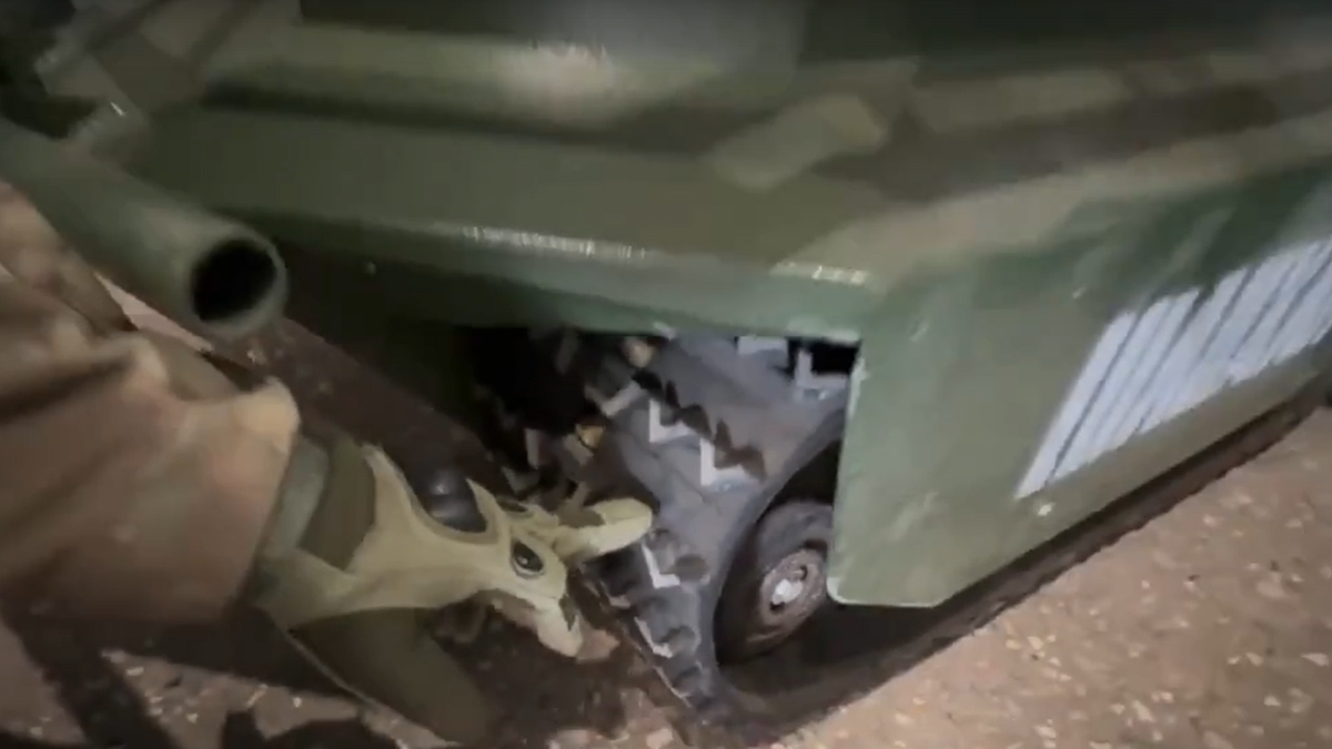 На фотографии: наземный дрон «Шанхай» – крупный гусеничный беспилотник-внедорожник, предназначен для перевозки грузов до 200 кг. Скриншот с видео https://vk.com/video-15755094_456434329