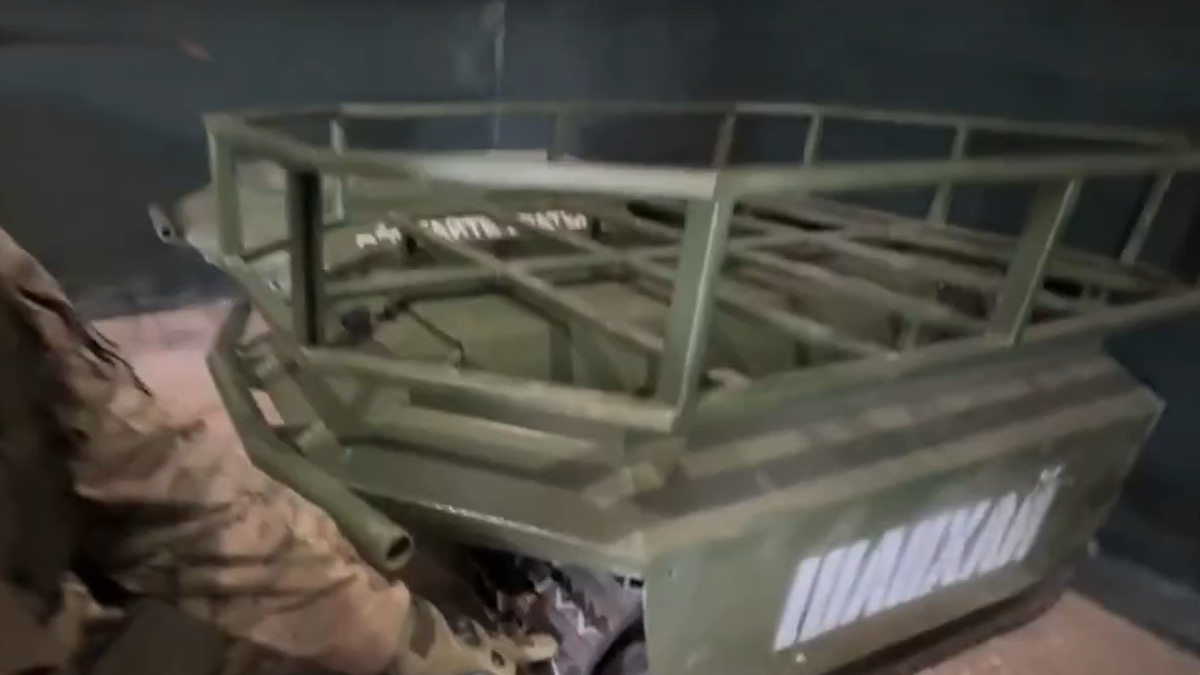 На фотографии: наземный дрон «Шанхай» – крупный гусеничный беспилотник-внедорожник, предназначен для перевозки грузов до 200 кг. Скриншот с видео https://vk.com/video-15755094_456434329