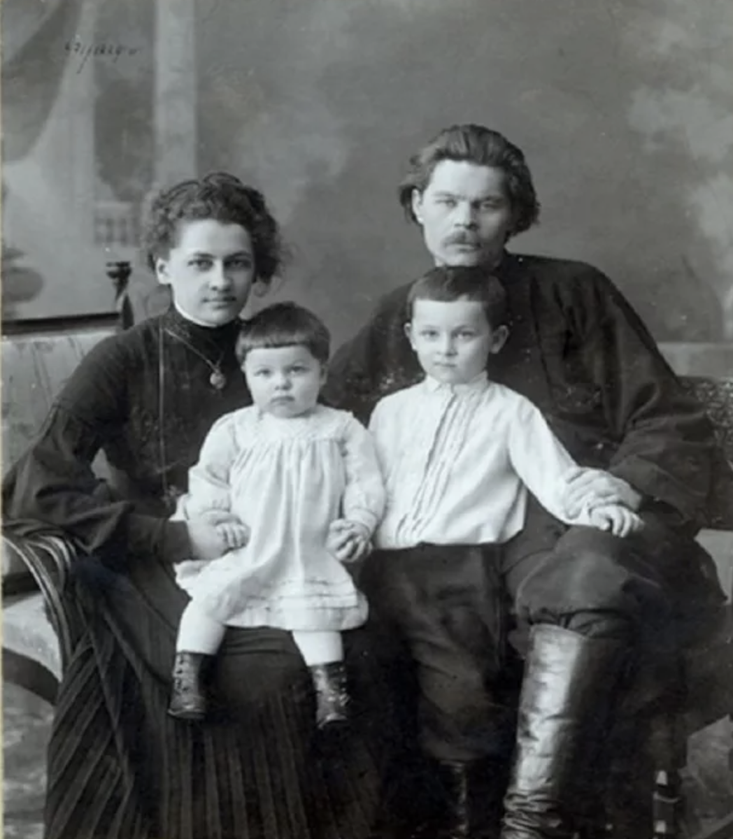 Семья Пешковых, примерно 1902 год. Утонченно-городская Екатерина Павловна и Горький в косоворотке и сапогах. 