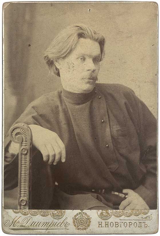 Вот такая косоворотка, темная. Вероятно, суконная, могла использоваться без сюртука и верхней одежды. Утилитарная повседневная одежда, как бы мы сейчас сказали, "беговая". Легко представить в таком приказчика или извозчика, либо человека из более высокого класса в собственном саду, в часы отдыха, представителя интеллигенции в деревне (сельского учителя, агронома и т.д.), но вряд ли - городского врача либо инженера "в людях". 