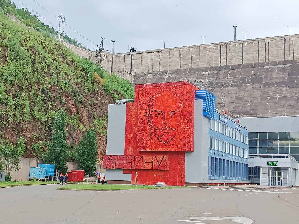 Всех гостей и сотрудников Красноярской ГЭС встречает Владимир Ильич! Фото Андрея Мужщинского
