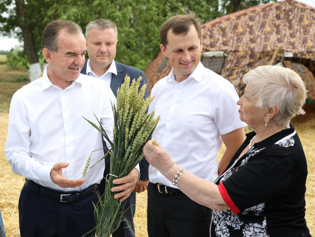    Губернатор Вениамин Кондратьев осмотрел посевы озимой пшеницы. Фото Геннадия Аносова. Знамя Труда