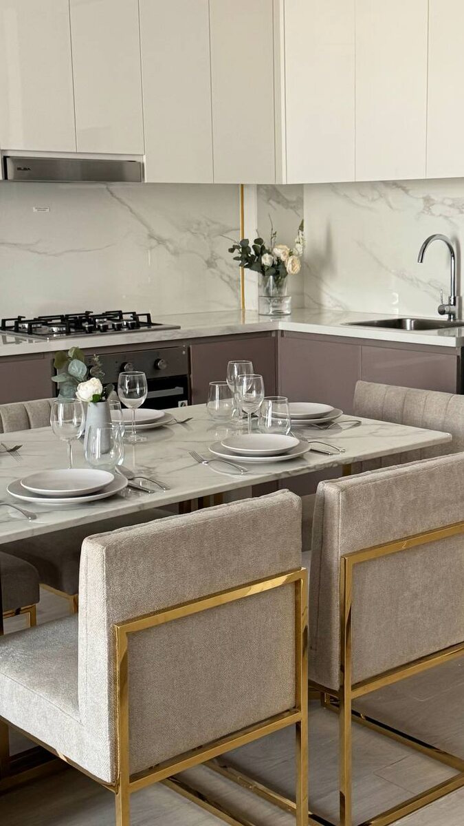 В качестве акцента выбраны лаконичные латунные детали; проект Furni в Дубае