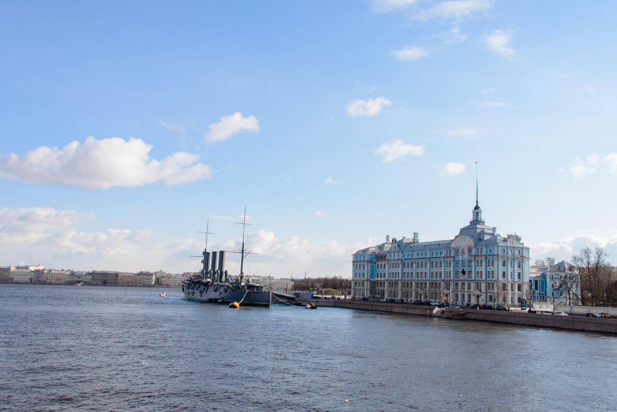 Крейсер «Аврора» пришвартован напротив Нахимовского училища Источник фото: www.shutterstock.com