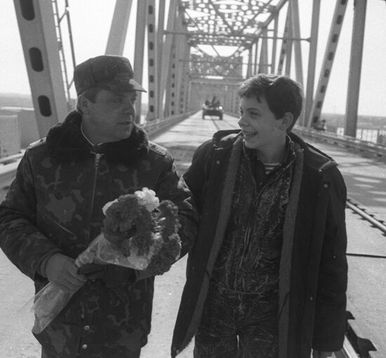 Борис Громов с сыном на мосту "дружбы". 