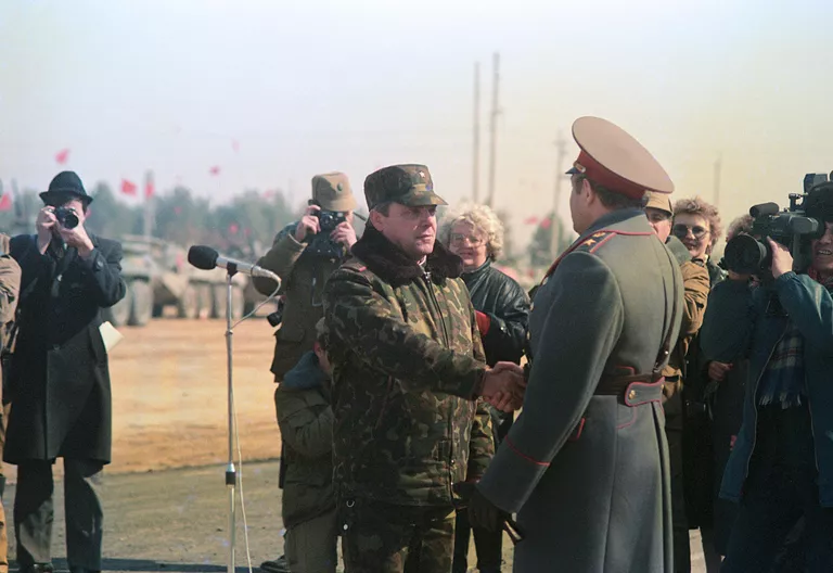 Командующий Ограниченным контингентом советских войск в Афганистане генерал-лейтенант Борис Громов докладывает о завершении вывода войск командующему Туркестанским военным округом (ТуркВО) генералу армии Николаю Попову.