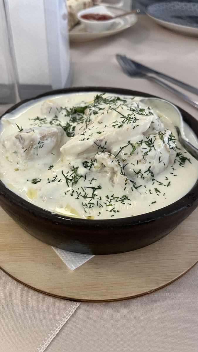 Чкмерули, обычно подается в сковороде 