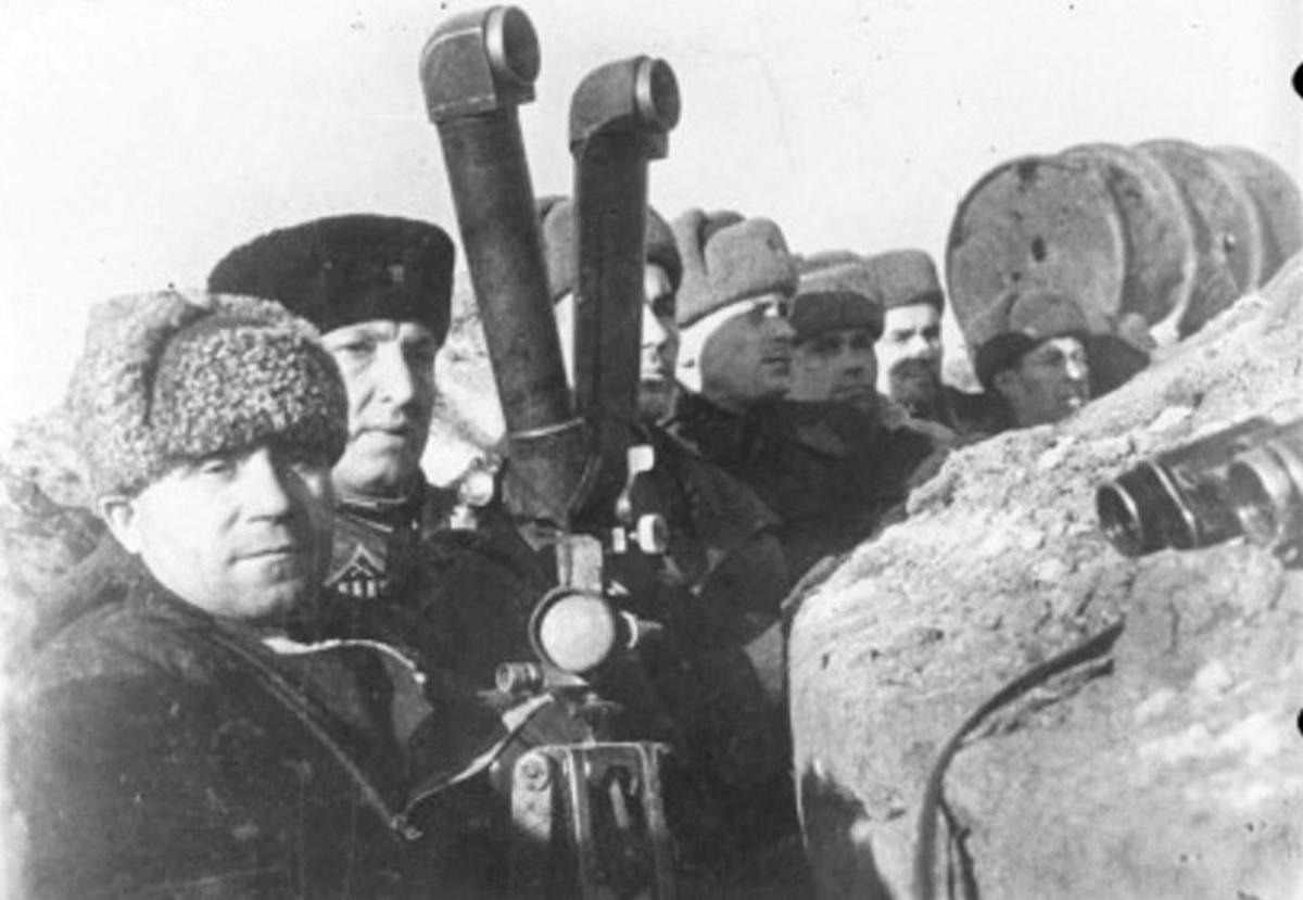 Командир 308-й стрелковой дивизии генерал-майор Леонтий Гуртьев на наблюдательном пункте