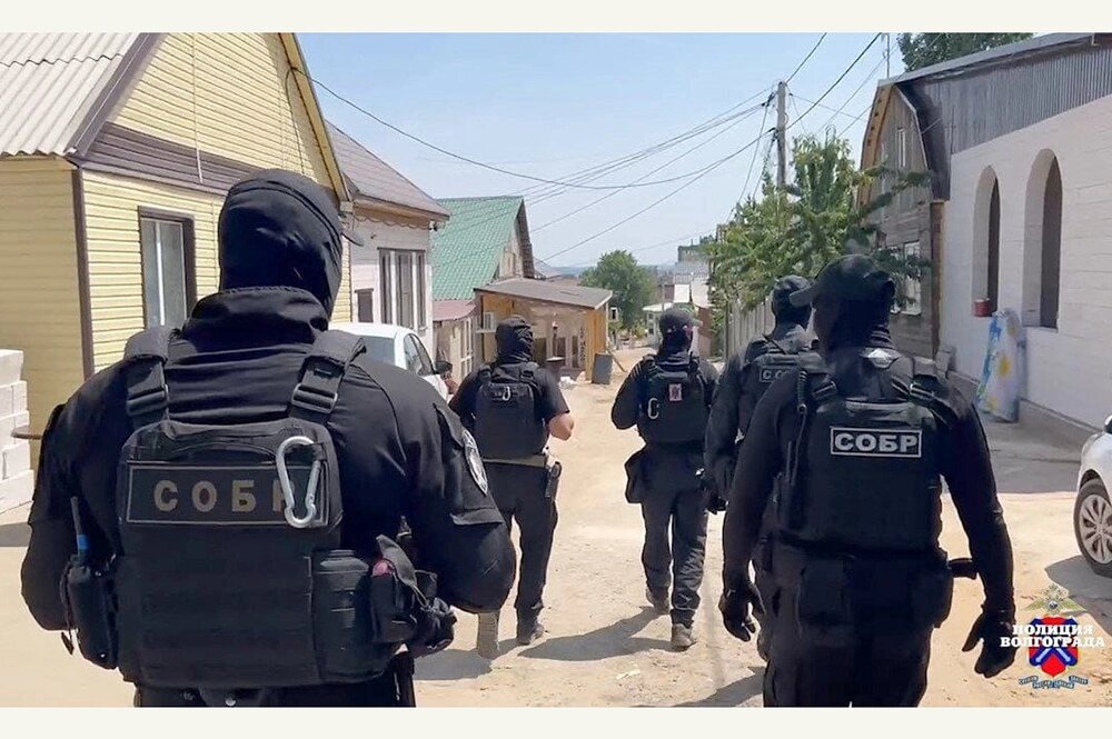    Силовики действовали при поддержке СОБРа и ОМОНа. Фото: ГУ МВД России по Волгоградской области