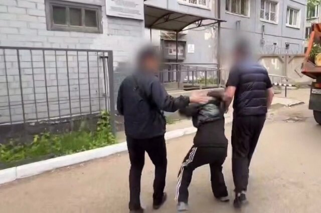    По пути в отдел блогер периодически вырывалась. Фото: ГУ МВД по Иркутской области