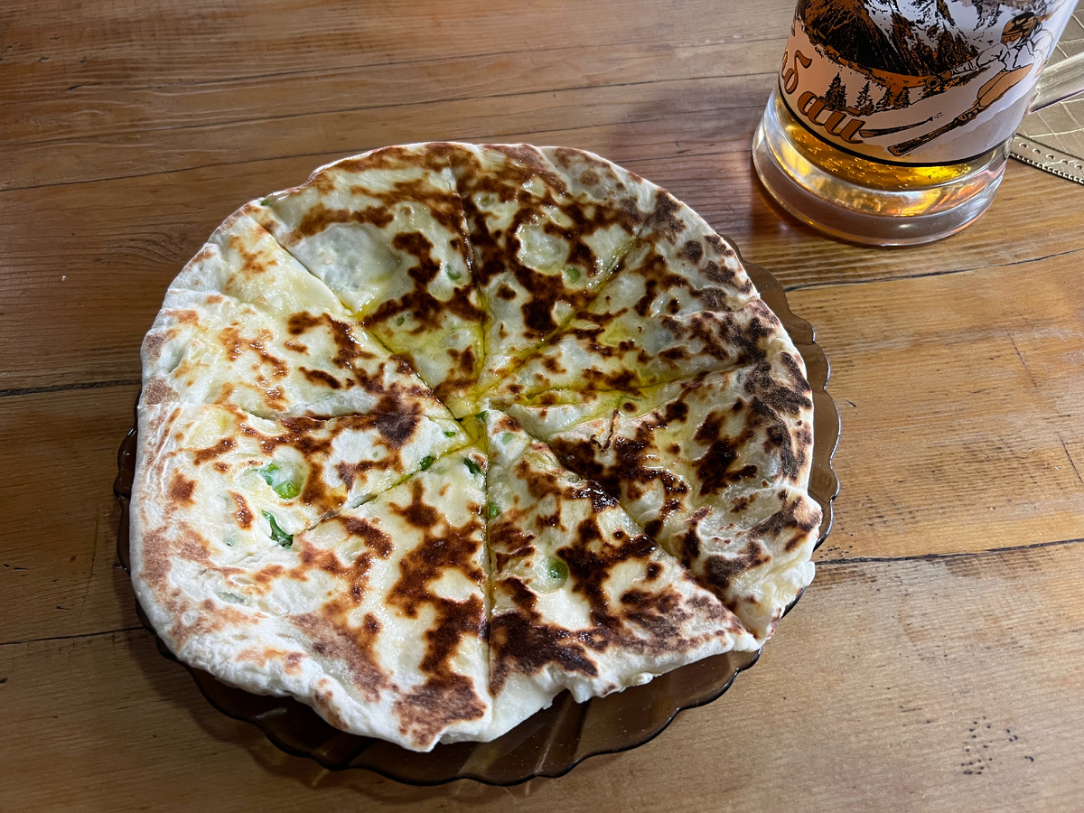 Хычин в кафе в Домбае