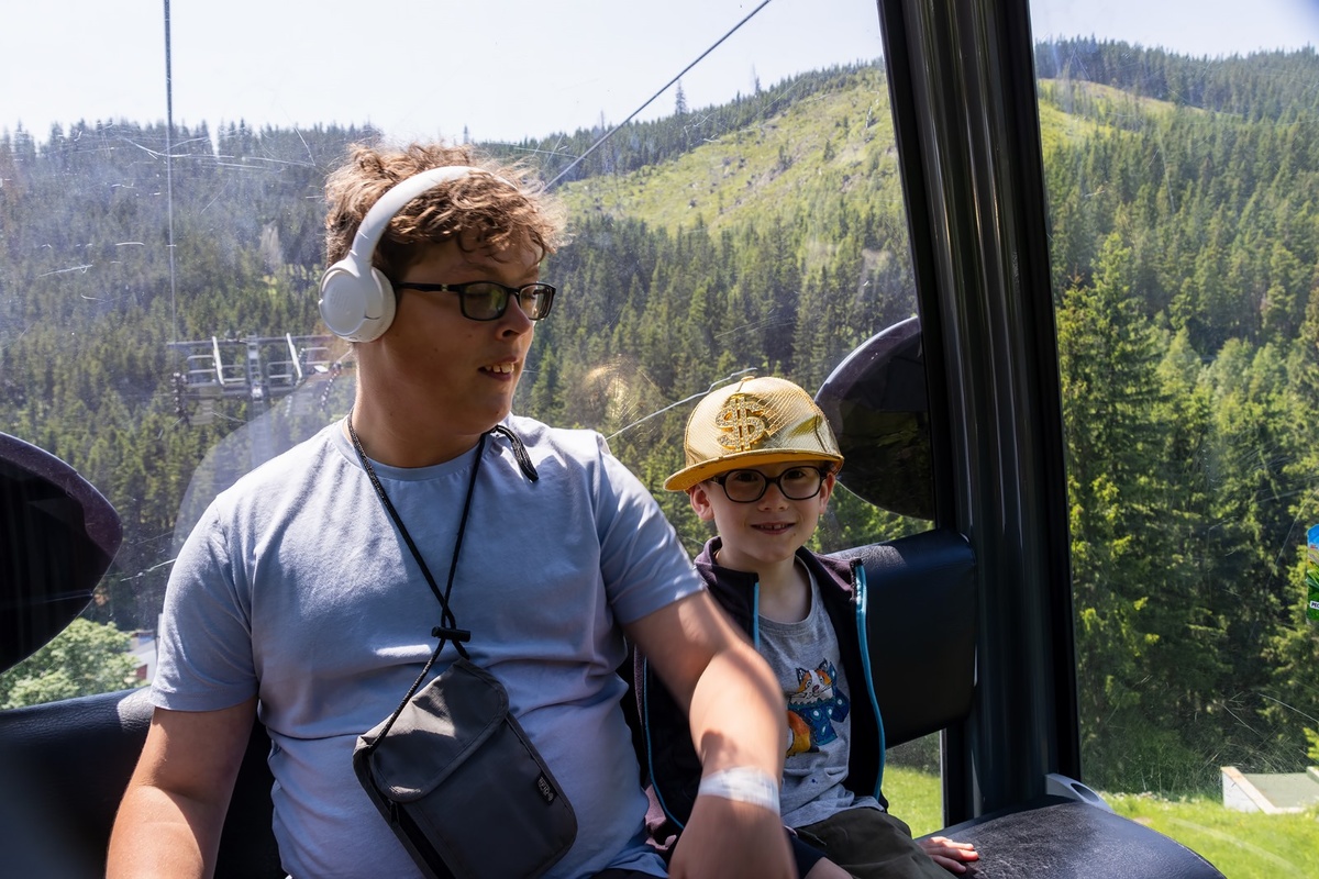 Миша с младшим братом