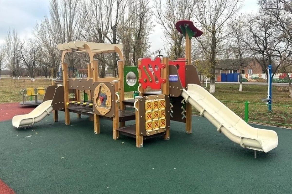    Площадка в Самбурове стала любимым местом отдыха местных детей.