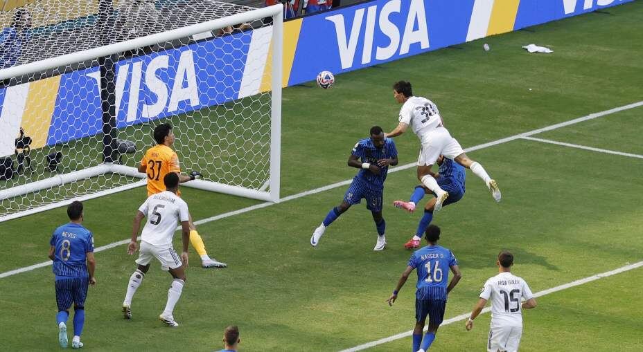    Голкипер «Аль-Хиляля» Буну спас свою команду в этом моменте после удара Гонсало. Фото: Reuters