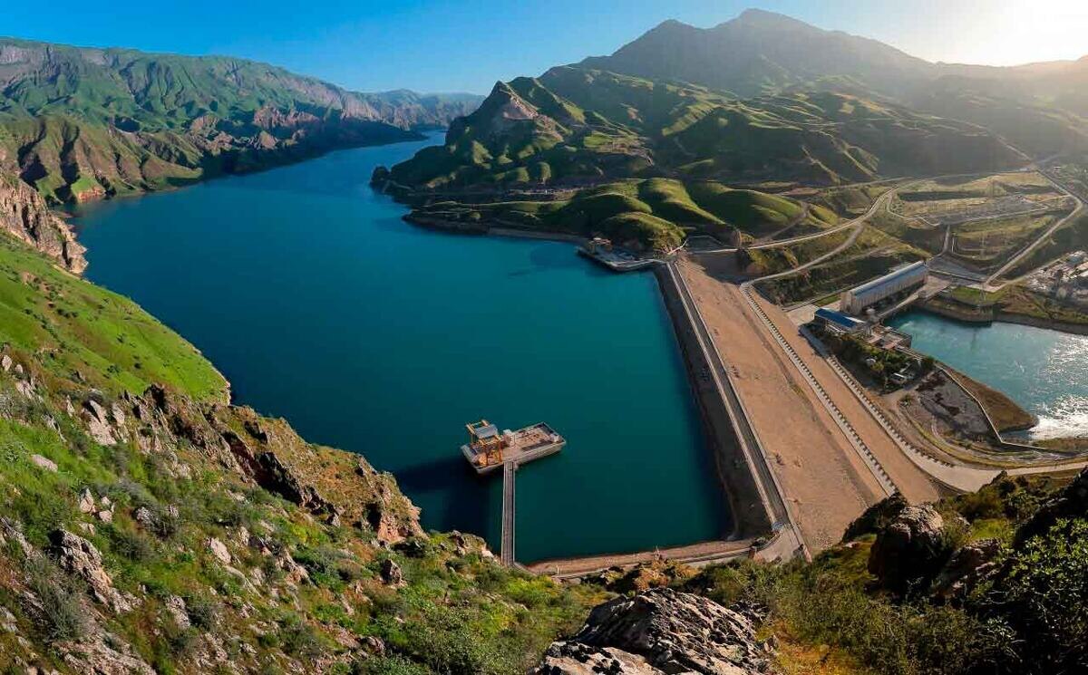 Фотограф вытянул, обычно фоткают сарай, а именно вон то продолговатое здание вдалеке в начале нижнего потока