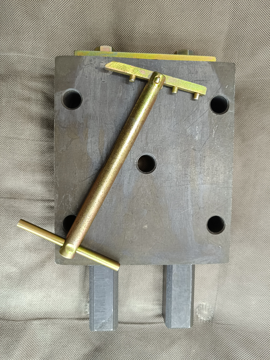 Ключ-коромысло вместе с замком.