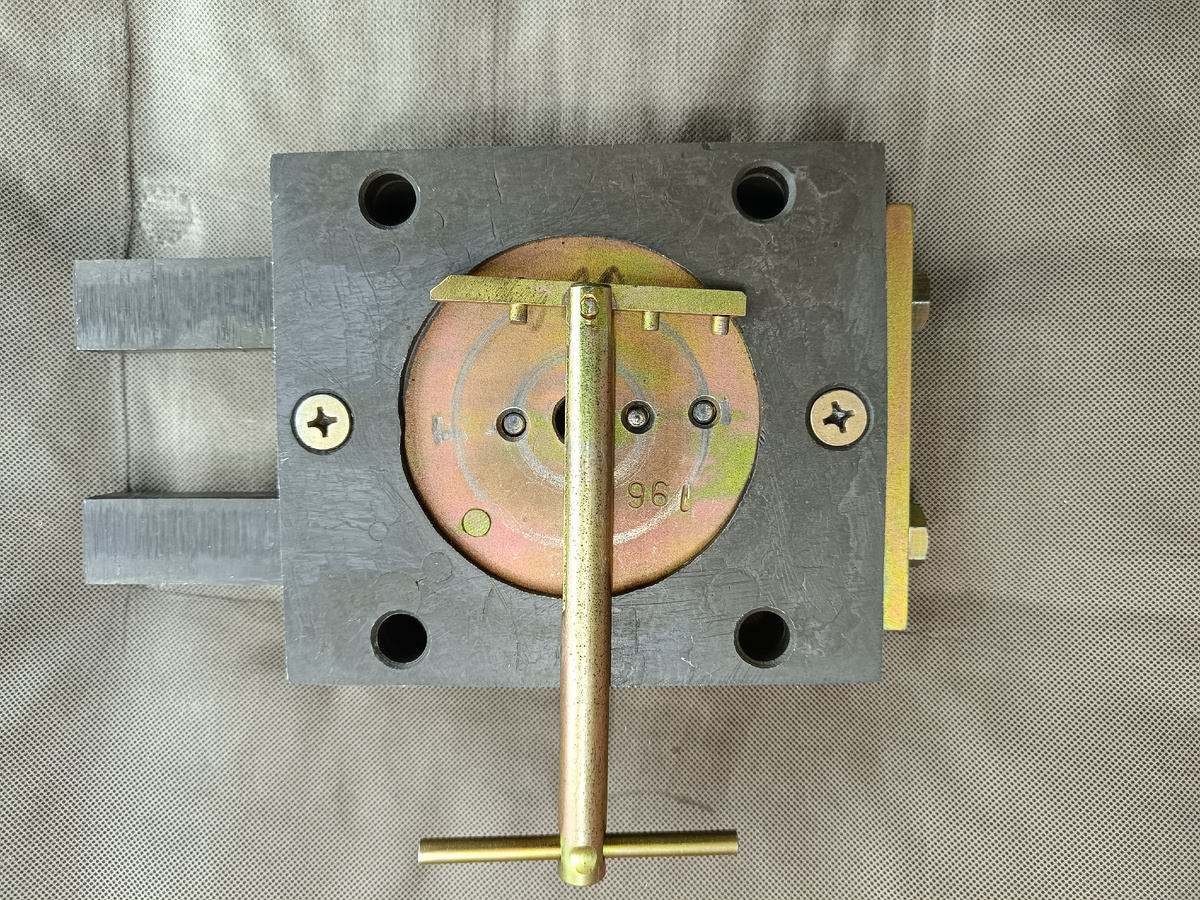 Обратная, внутренняя сторона замка. Принцип работы понятен).