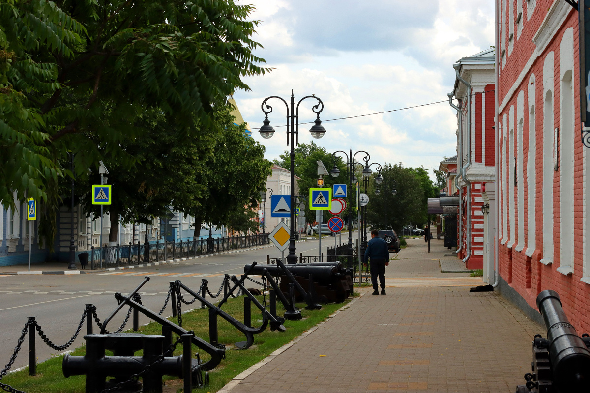 Перед зданием школьного музея.