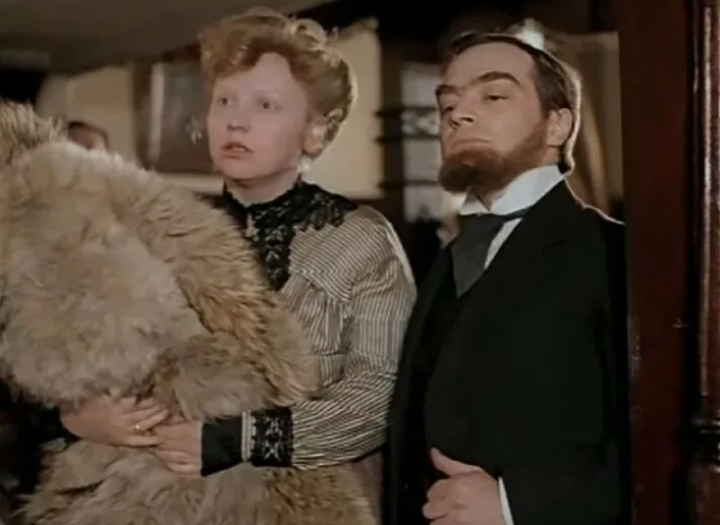 Бэрримор?... Эта шуба нам пригодится!... У Бэрримора была русская жена. Крючкова. Во, как...