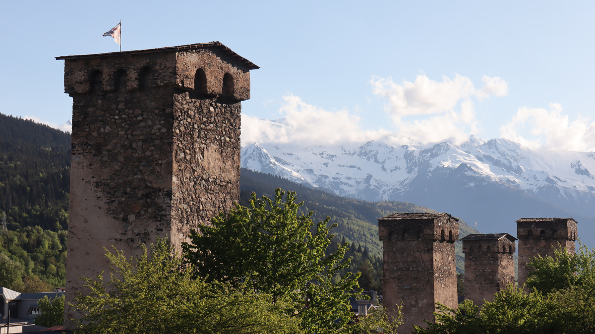Некоторые башни, расположенные в Местии, можно рассмотреть, полистав галерею. Фото автора.