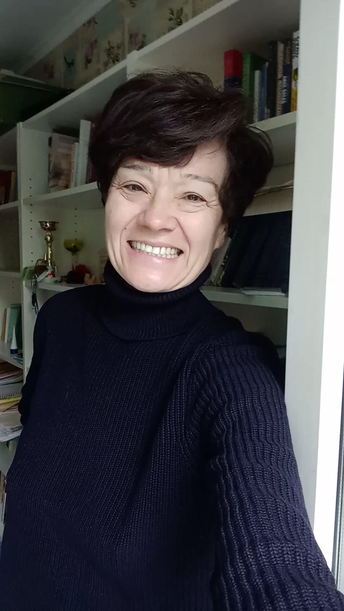 Улыбаться - это всегда немного показывать зубы. 