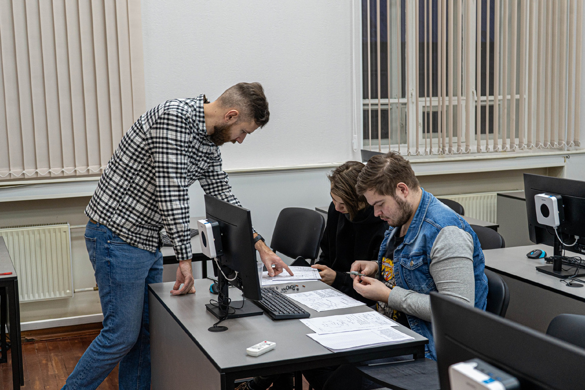 Занятия проходят в Учебном центре, на токарном и фрезерном участках "Завода Контакт" в Санкт-Петербурге