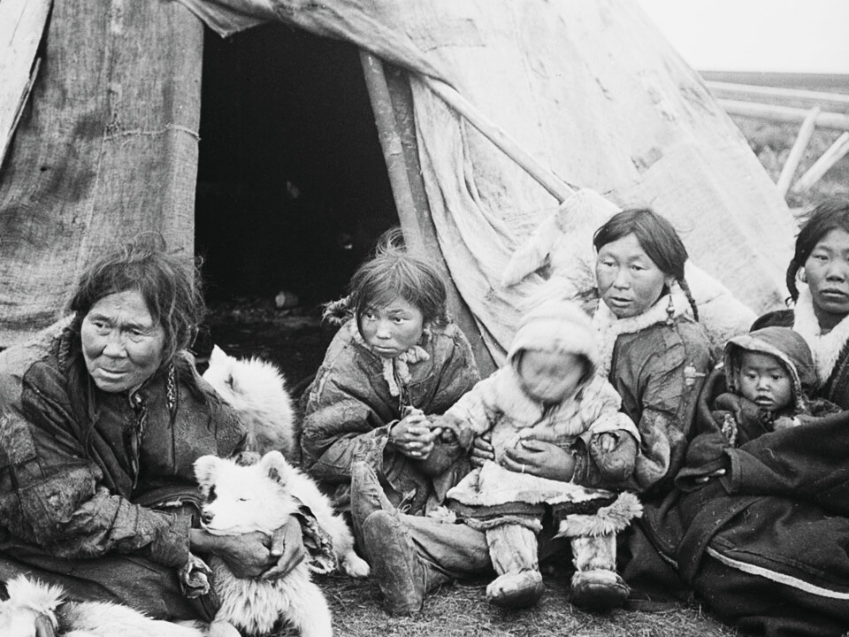 Ненцы. Начало XX века. Самоедами сначала называли только ненцев, а потом всех коренных жителей Сибири. Сами народы от такого названия не в восторге, поэтому их стали называть самодийцами. Только на западе по-прежнему сохранилось слово самоед.  