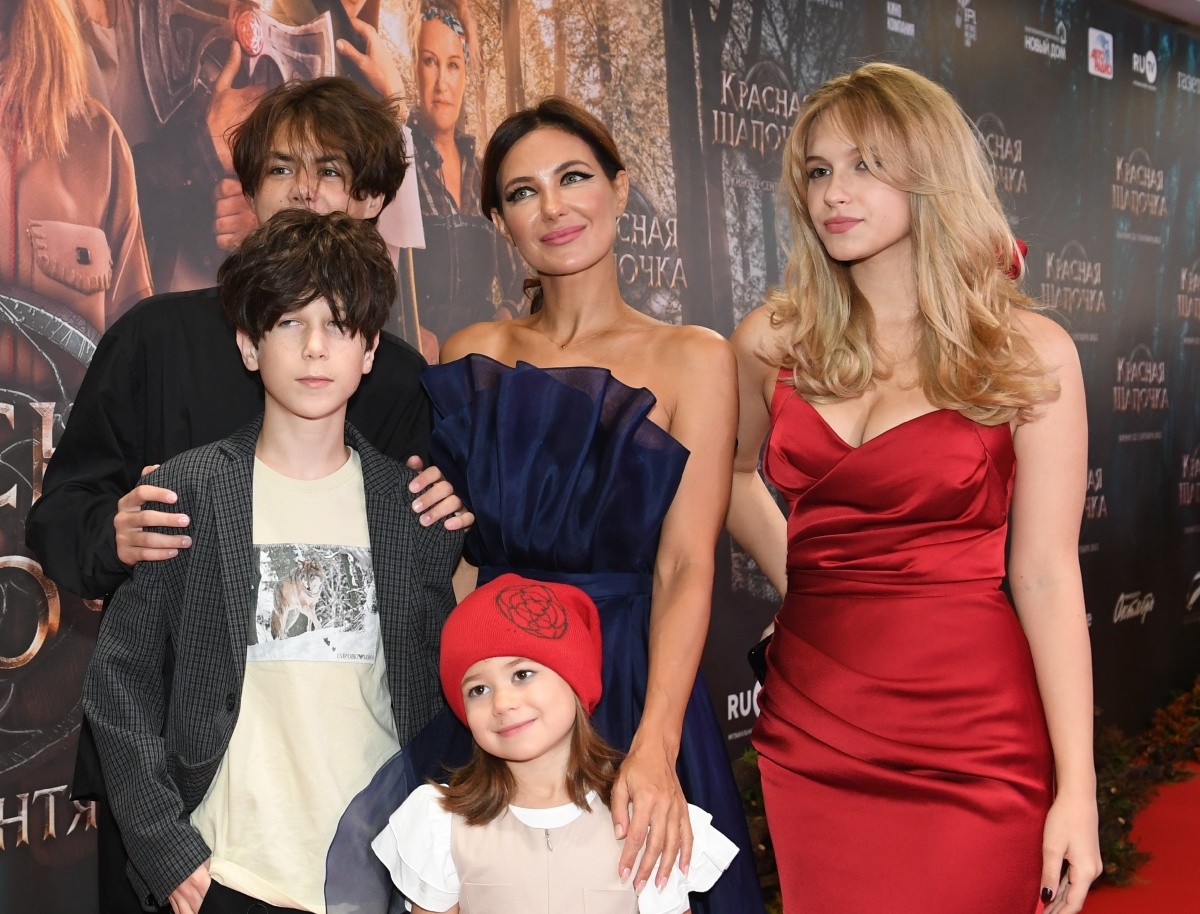 Екатерина Климова с сыновьями Матвеем и Корнеем, а также дочками Елизаветой и Беллой. Фото: Global Look Press