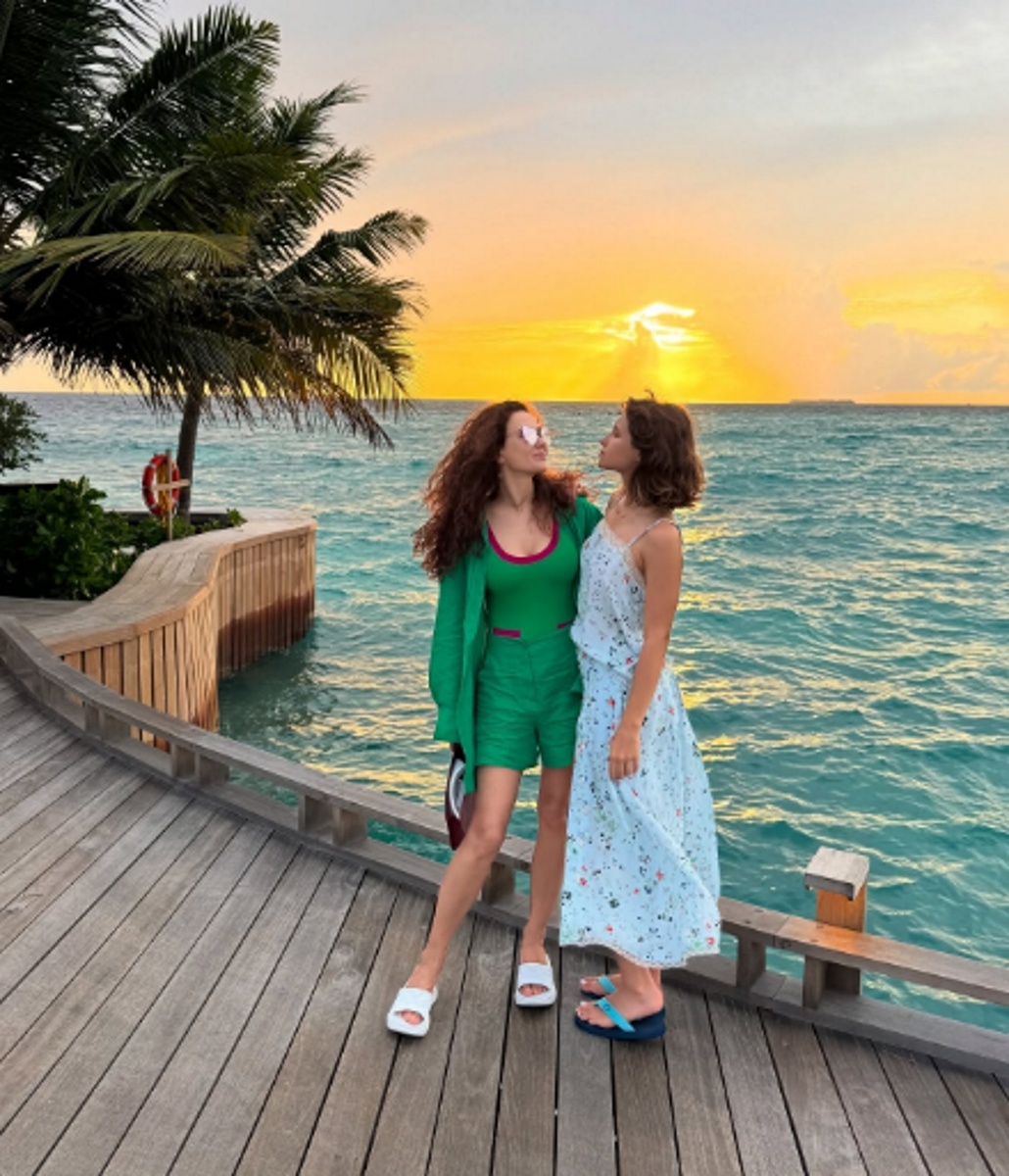 Екатерина Климова в мини-шортах с дочкой Елизаветой в сарафане миди на пирсе. Фото: соцсети