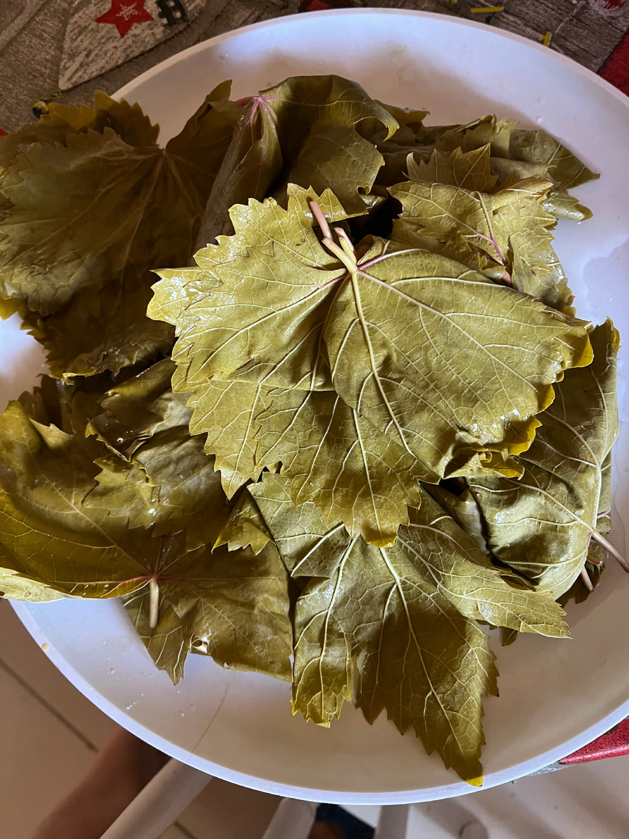 Листья обдаю кипятком для мягкости.