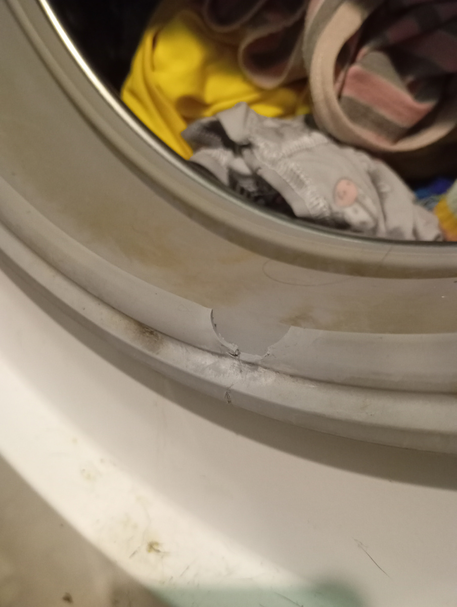 Резинка оторвалась,протечки на пол.