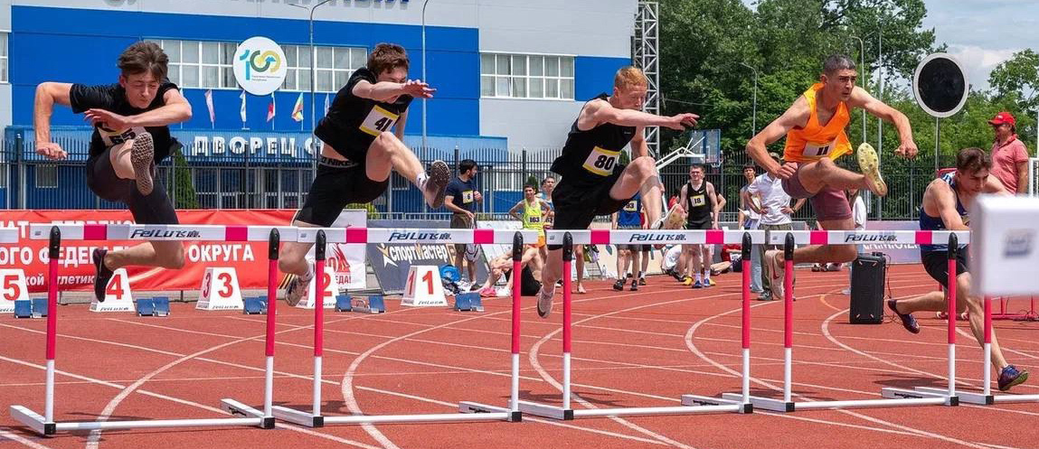 Результат в барьерном беге определяют скорость и техника спортсмена