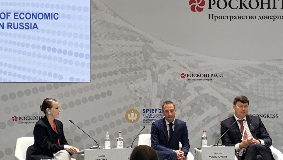    Сессии ПМЭФ-25 "Программа долгосрочных сбережений – драйвер развития российской экономики и улучшения благосостояния граждан". Автор фото: Евгений Петров/"ДП"