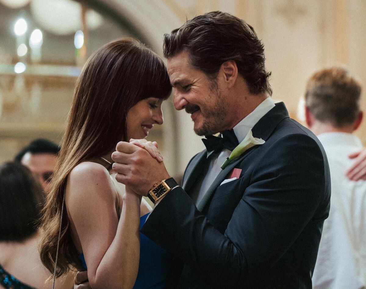 Дакота Джонсон и Педро Паскаль в фильме «Материалистка»