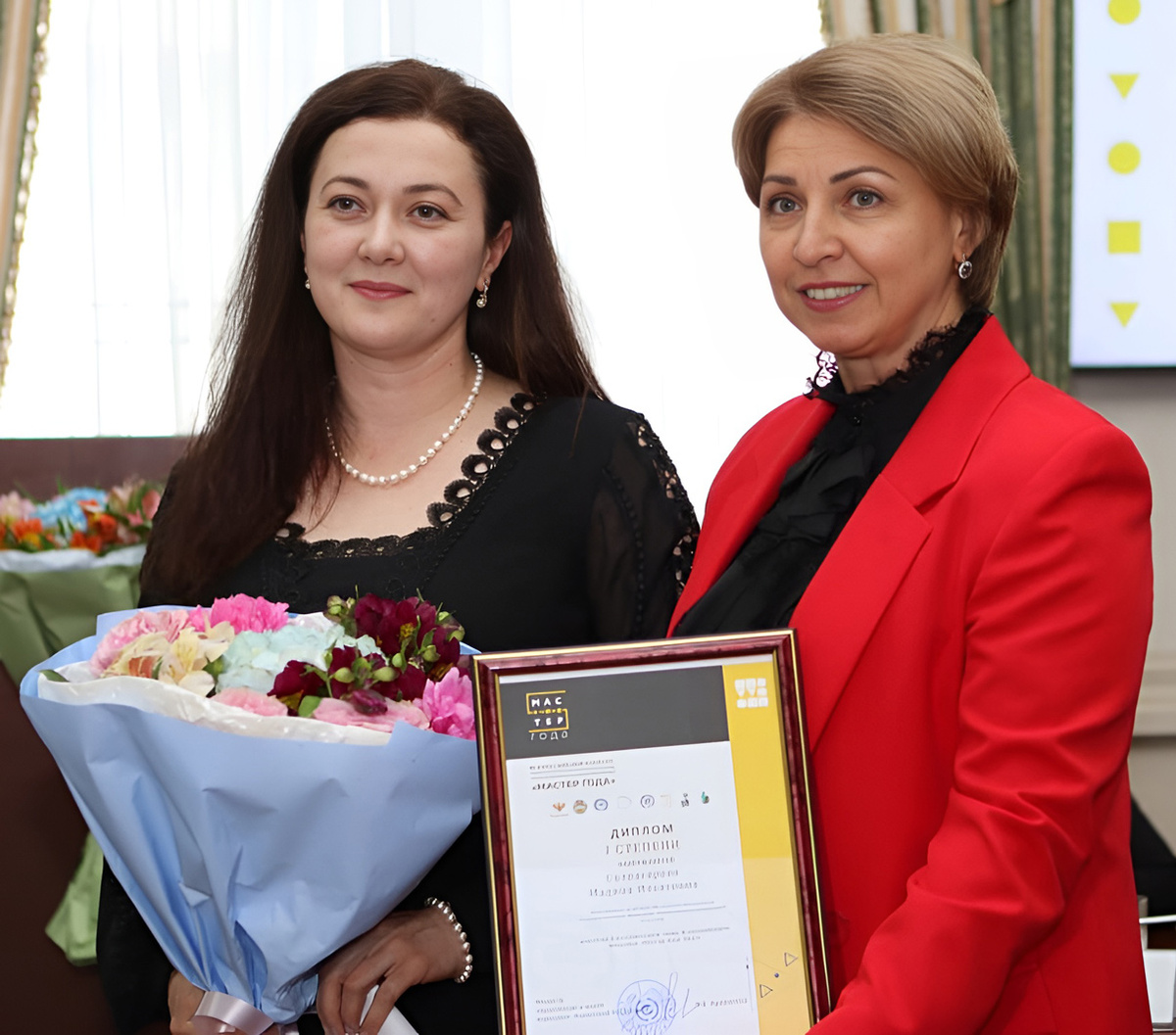 Инна Кравченко поздравила Мадину Салпагарову с заслуженной наградой. Фото автора.
