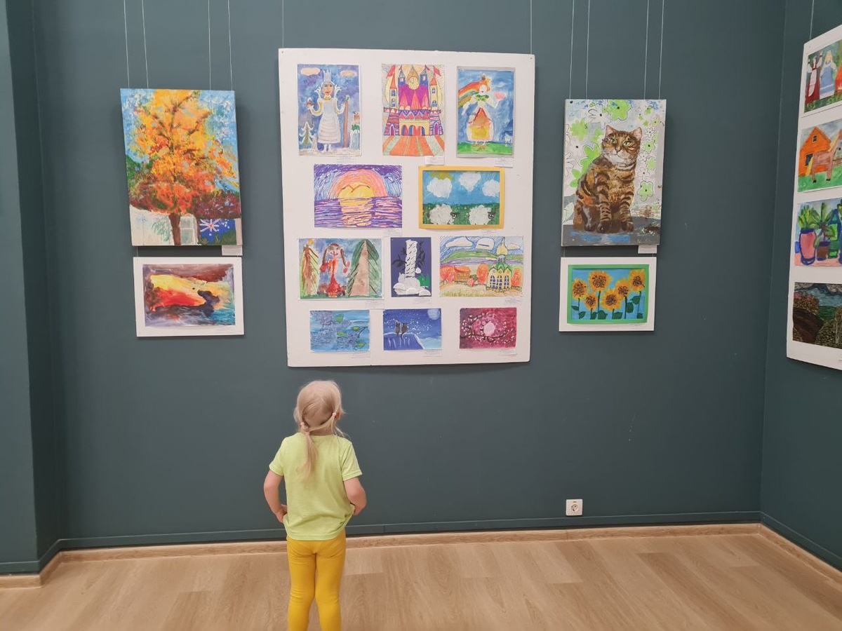 Со страшей дочкой на детской выставке рисунков