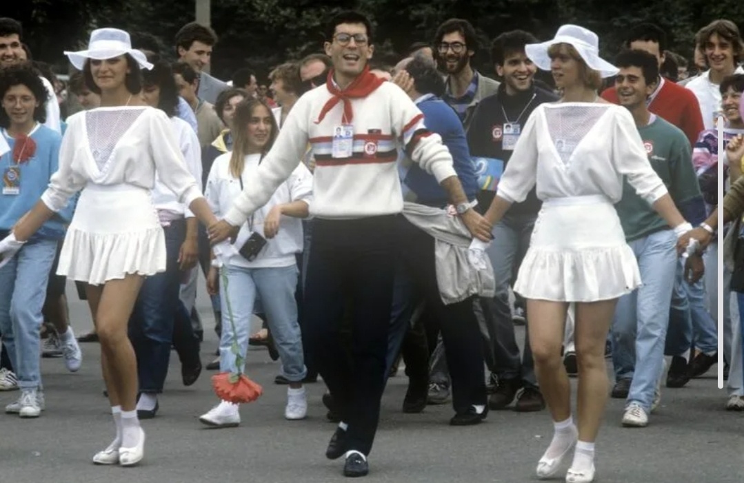 Гид-переводчик "Интуриста": и швец, и жнец, и спеть, и сплясать. Как говорится, я не доктор, но посмотреть могу 😊 (фото из интернета).