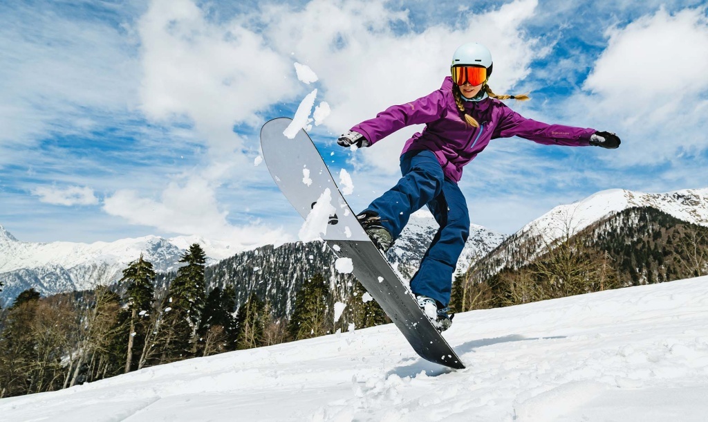 Летний снег отличается от зимнего, а ещё - много солнца!
