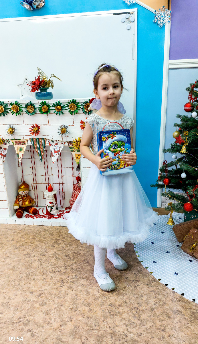 Нетерпеливая и очень любознательная, творческая личность, эмоциональная и очень ранимая моя дочь Варвара