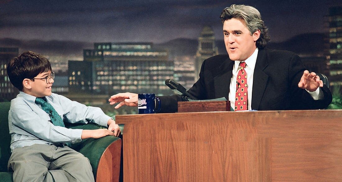 10-летний Майкл Кирни участвует в интервью на телевидении после получения степени бакалавра в области антропологии в Университете Южной Алабамы.