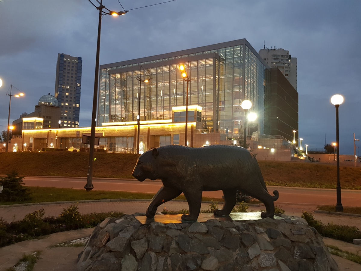 Памятник амурскому тигру и Мариинский театр во Владивостоке. Фото автора. 