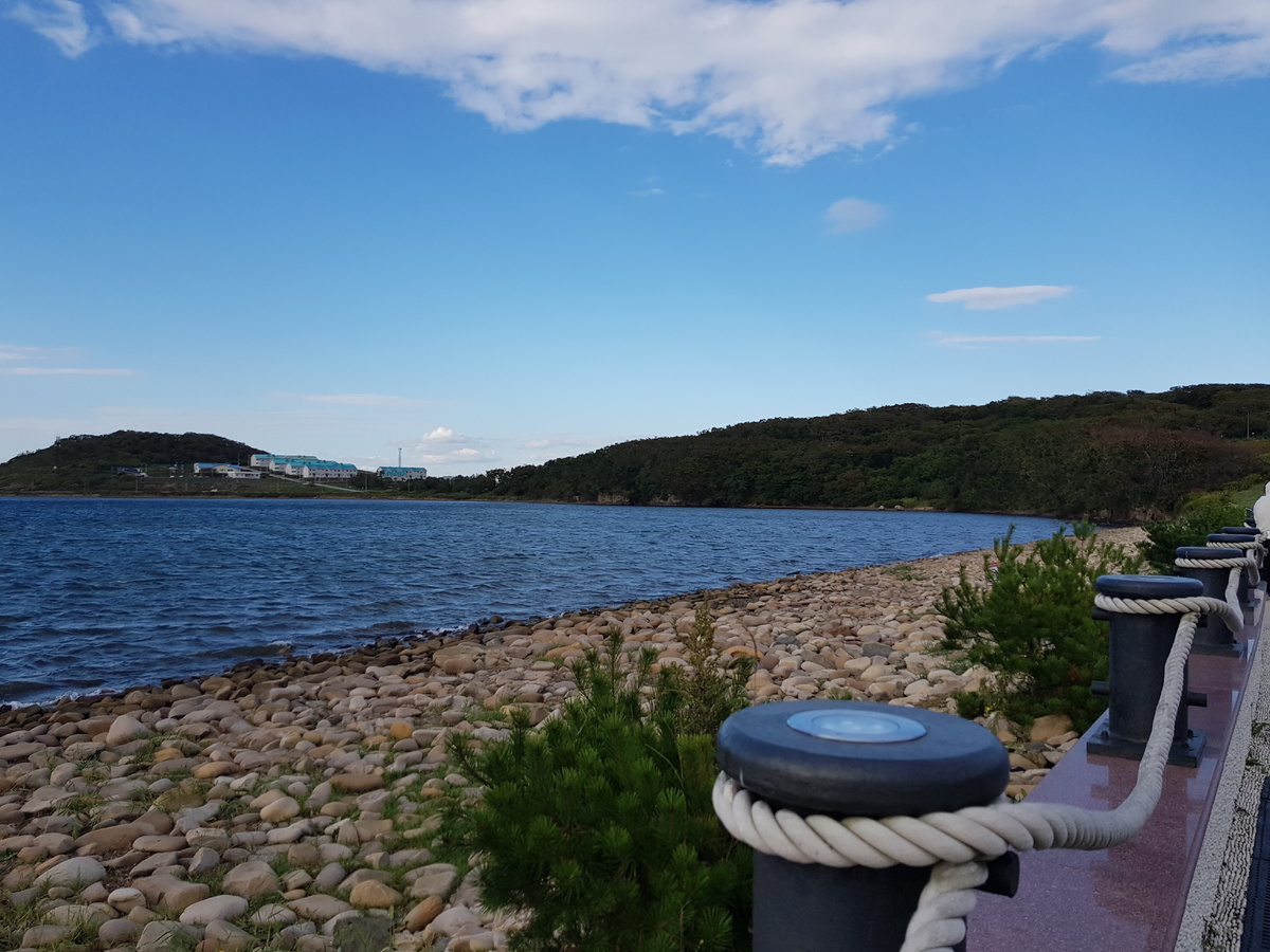 Набережная острова Русский. Фото автора. 